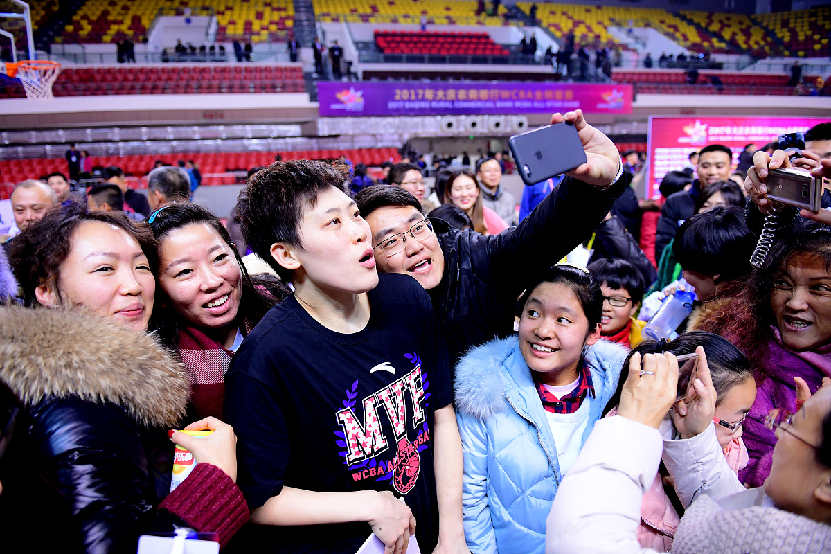 比赛过程中引发现场粉丝情绪高涨