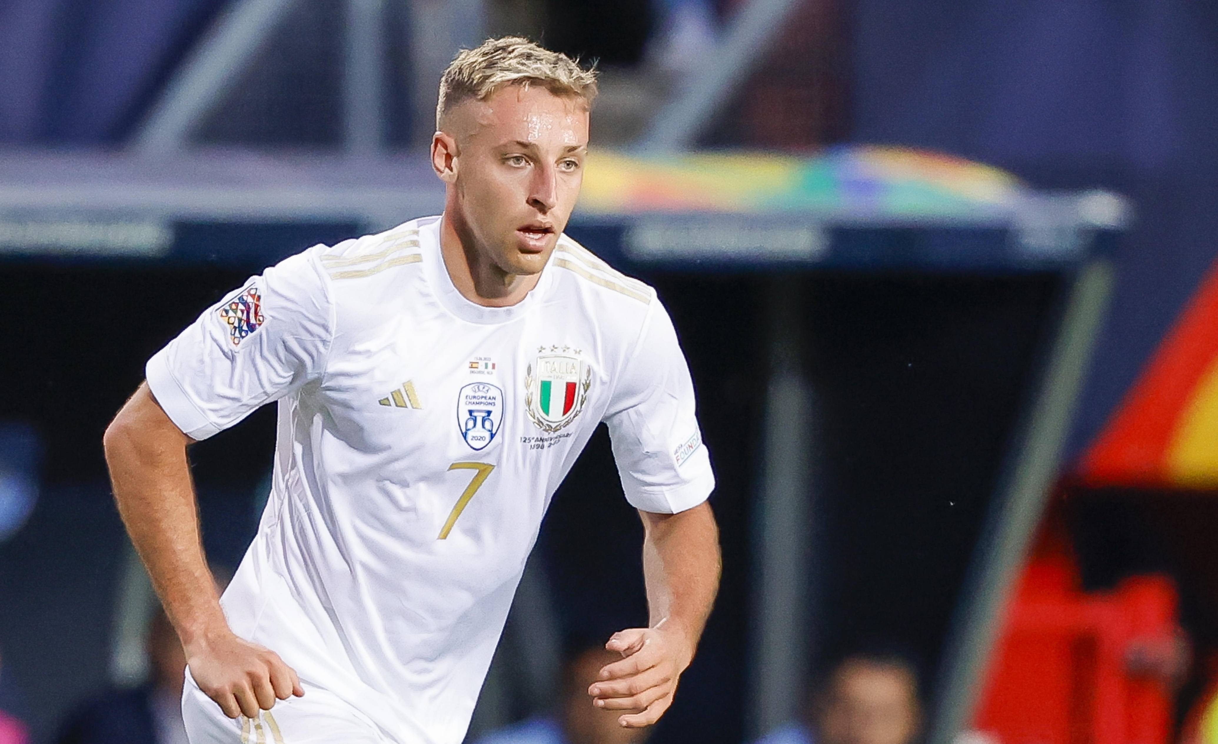 爱游戏官方入口-包含威风凛凛！欧预赛比赛中强队对决场面澎湃的词条