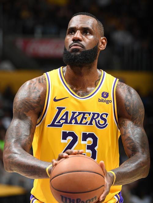 爱游戏中国官网-湖人轻松取得胜利对上老鹰肯巴次盖牌的简单介绍