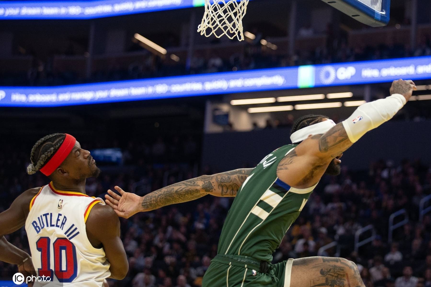 雄鹿客场胜勇士克拉克丝命中决胜球 雄鹿客场胜勇士克拉克丝命中决胜球