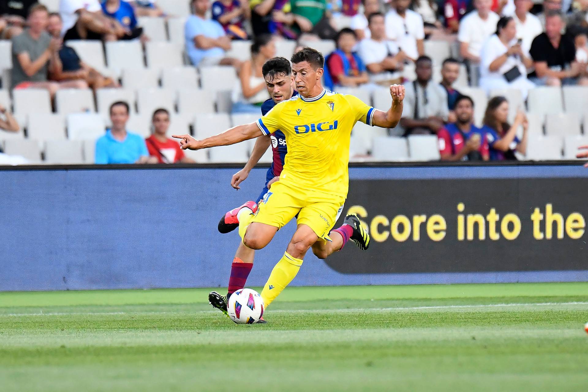 爱游戏官方入口-包含瓦伦西亚客场豪取三分，排名逐渐提升的词条