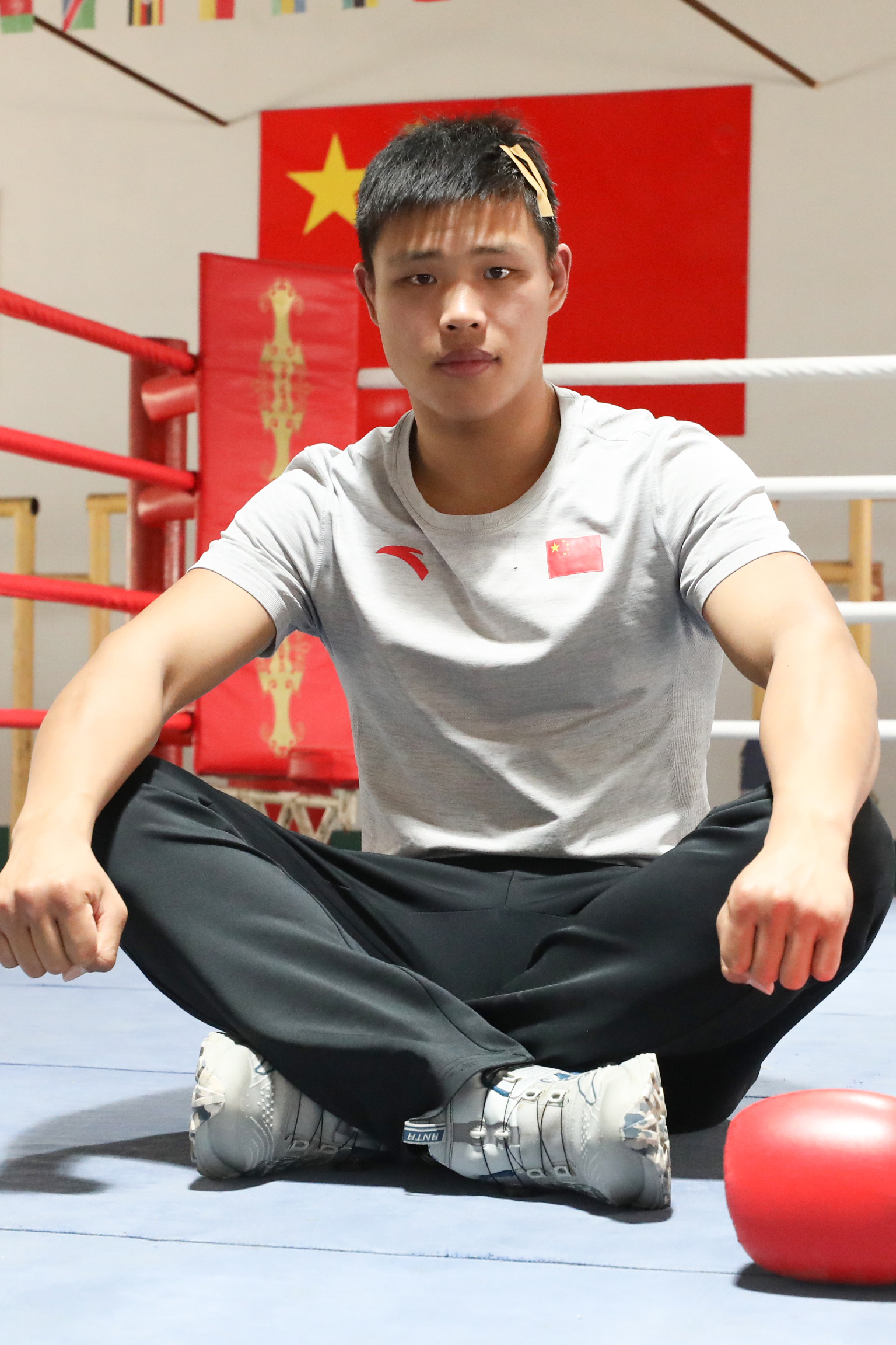 拳击比赛现场报道：选手实力悬殊引人关注