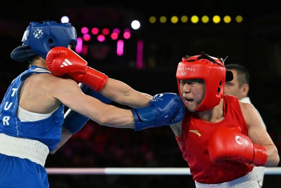 爱游戏app-泰国拳击选手惊艳亮相赢得掌声