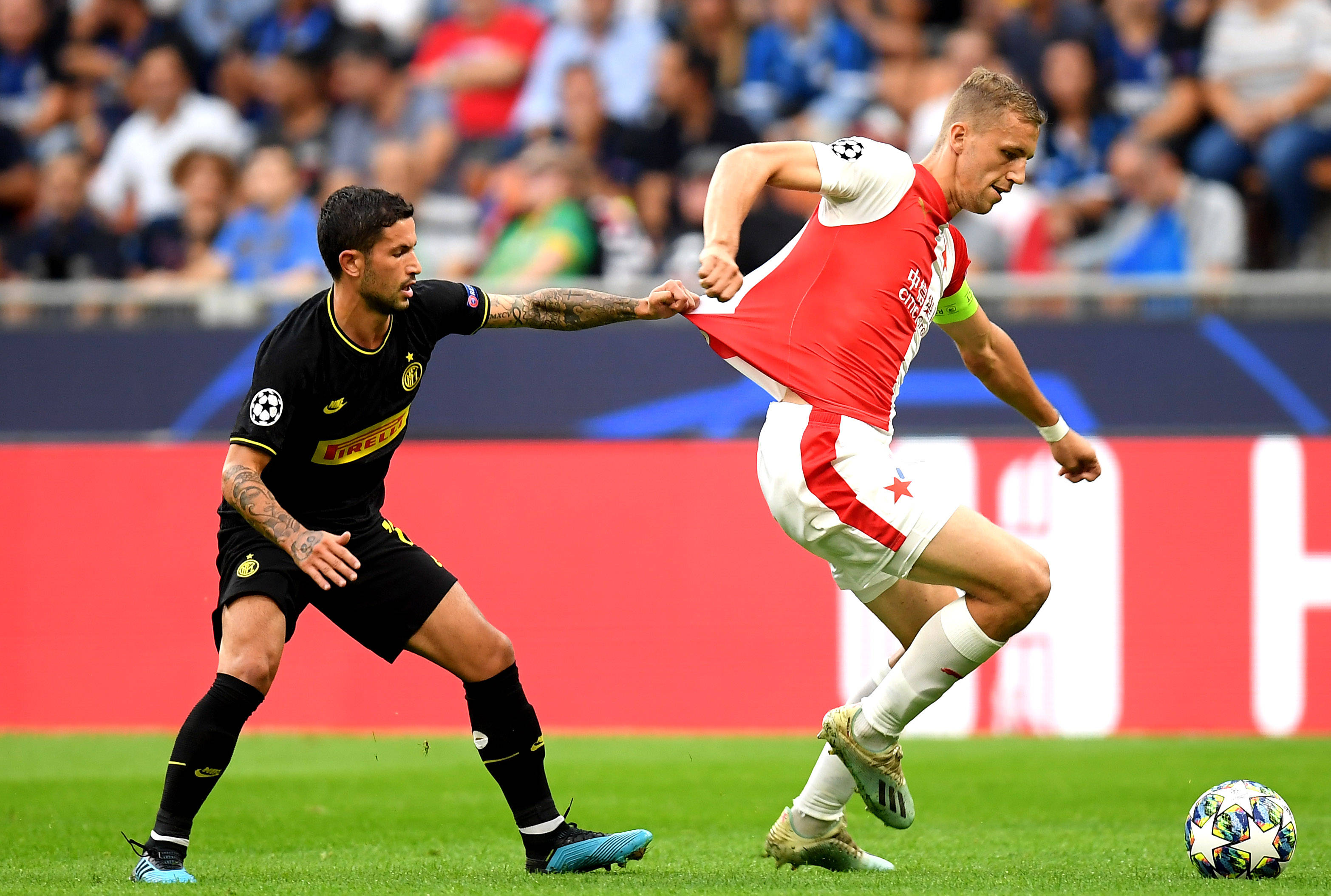 爱游戏官方入口-里尔主场击败对手，夺得关键三分