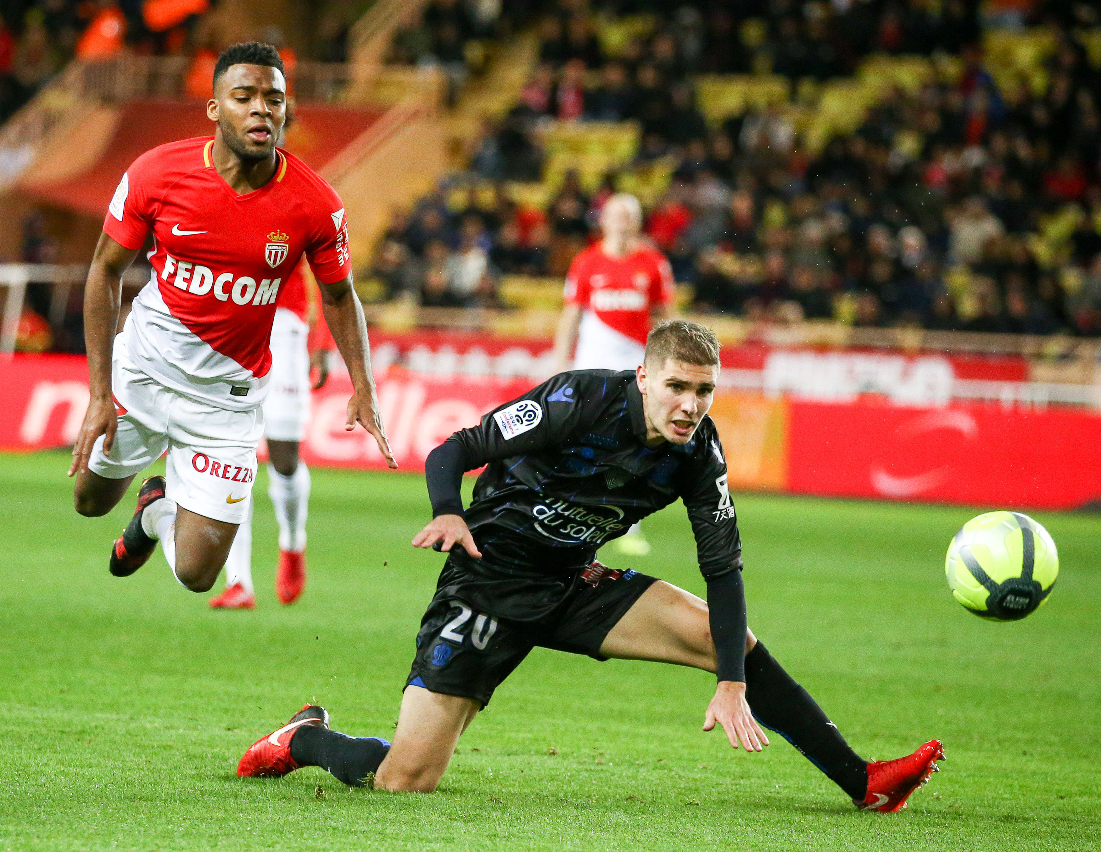 里尔主场击败对手,夺得关键三分 里尔主场击败对手,夺得关键三分