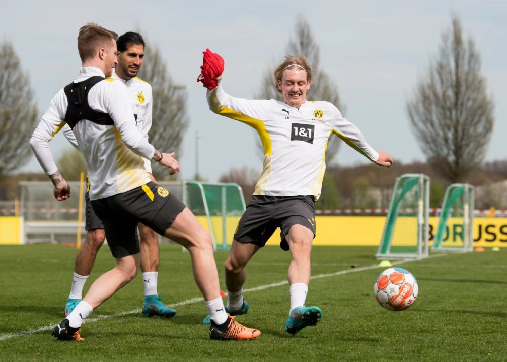 多特蒙德球员集体训练,备战下一场比赛 多特蒙德球员集体训练,备战下一场比赛