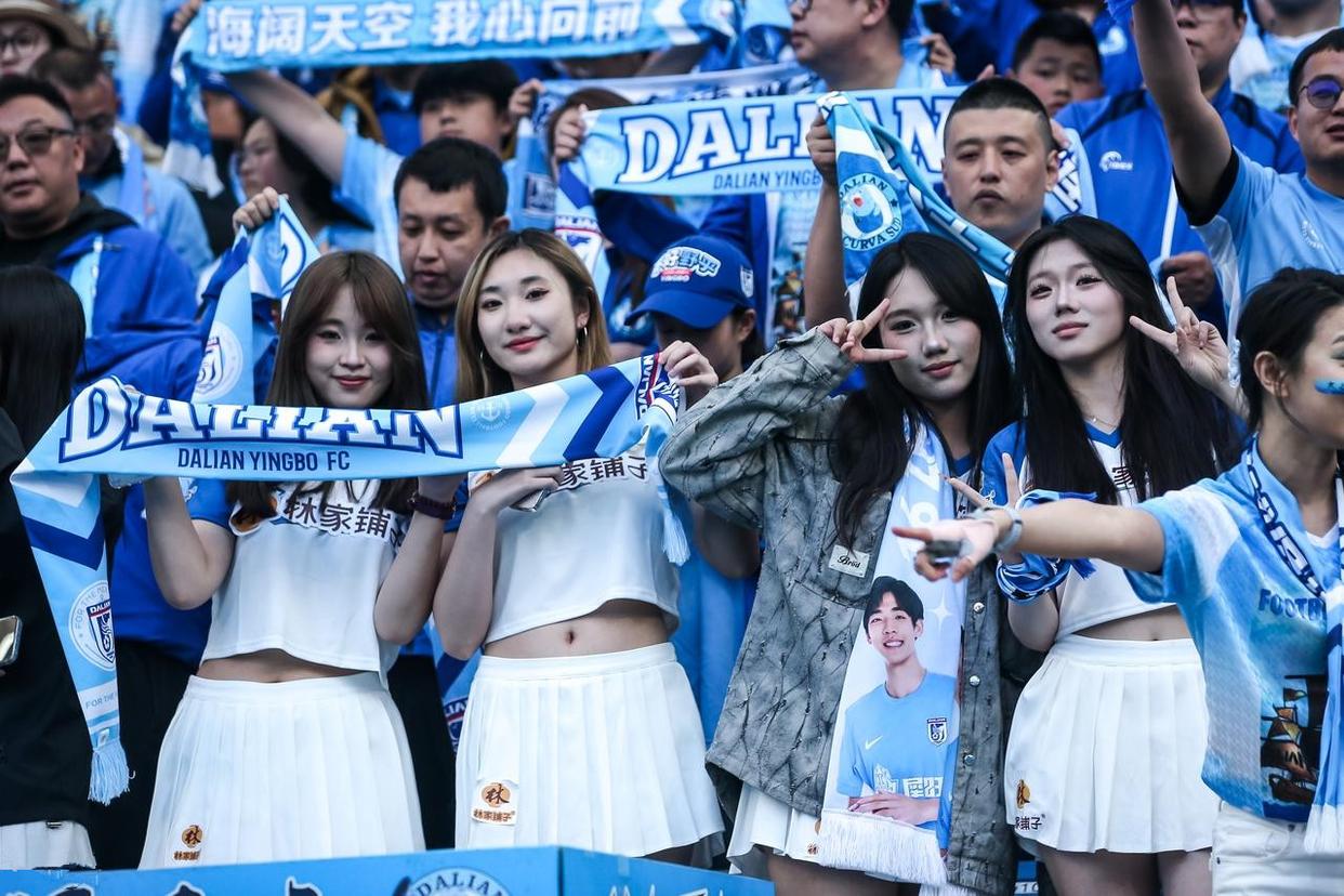 包含热情高涨的足球盛宴,球迷狂欢不已的词条 包含热情高涨的足球盛宴,球迷狂欢不已的词条