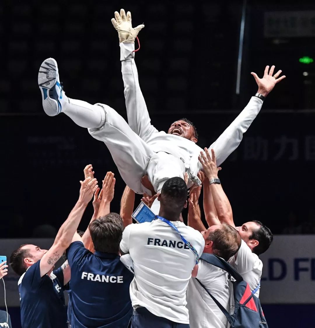 爱游戏官网-墨西哥击剑冠军手握金牌，英姿飒爽登台