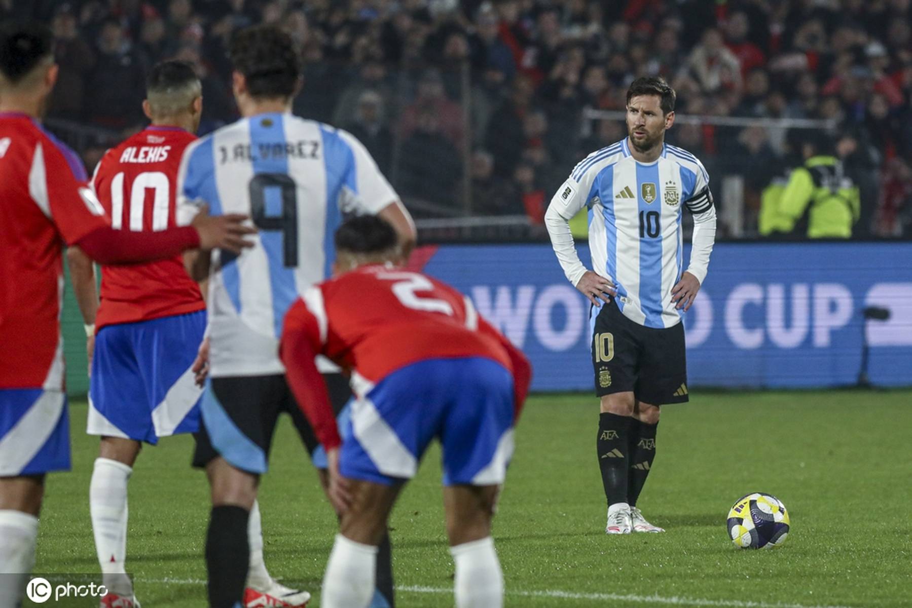 阿根廷队在比赛中意外获胜,成功晋级 阿根廷队在比赛中意外获胜,成功晋级