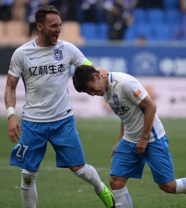 泰达队员展现出色表现,赢得球迷好评 泰达队员展现出色表现,赢得球迷好评