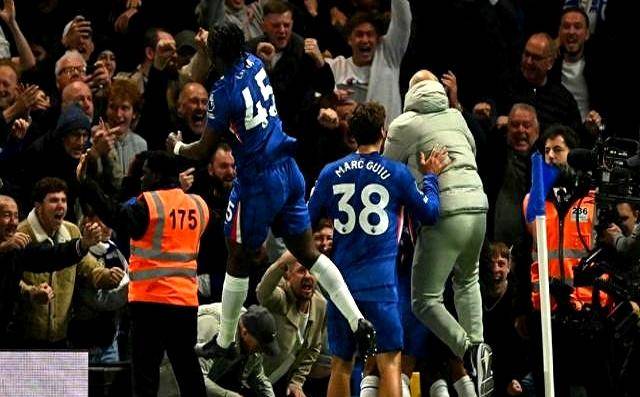 爱游戏体育官网-红蓝大战再度上演，球场上激烈对决