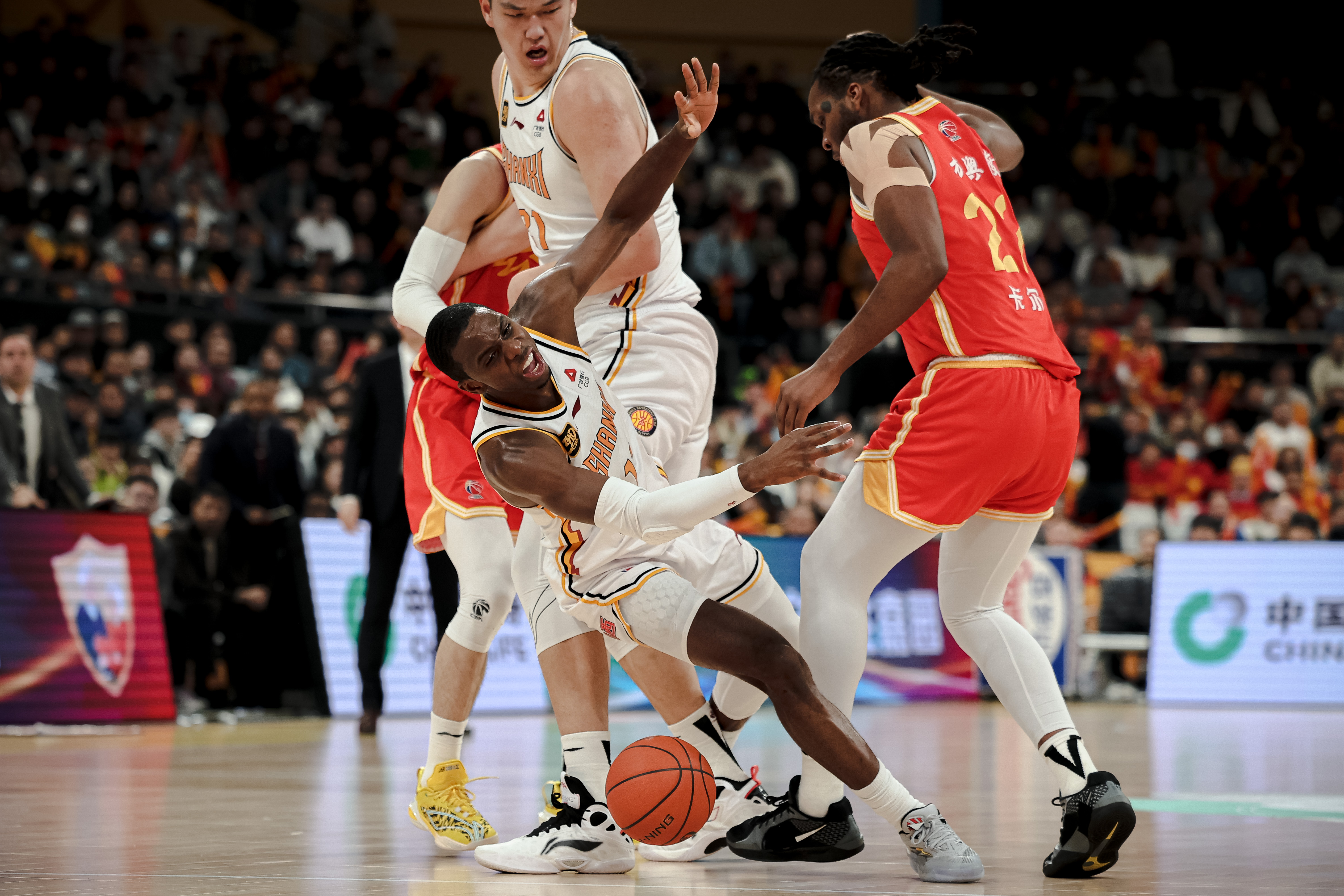 比赛场面激烈,球员拼尽全力争夺胜利 比赛场面激烈,球员拼尽全力争夺胜利